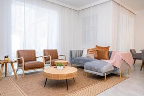 TV - 2557 Awesome Family 4BD located at Storey Lake! (Kissimmee)