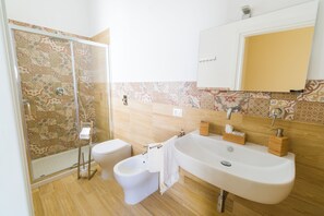 Dusj, hårføner, håndklær og såpe