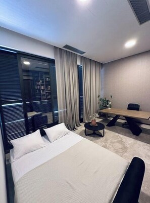 5 bedrooms, iron/ironing board, WiFi, bed sheets