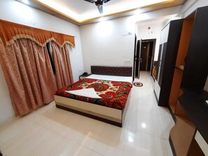 Deluxe Double Room - Hotel Sunshine (Baharampur)