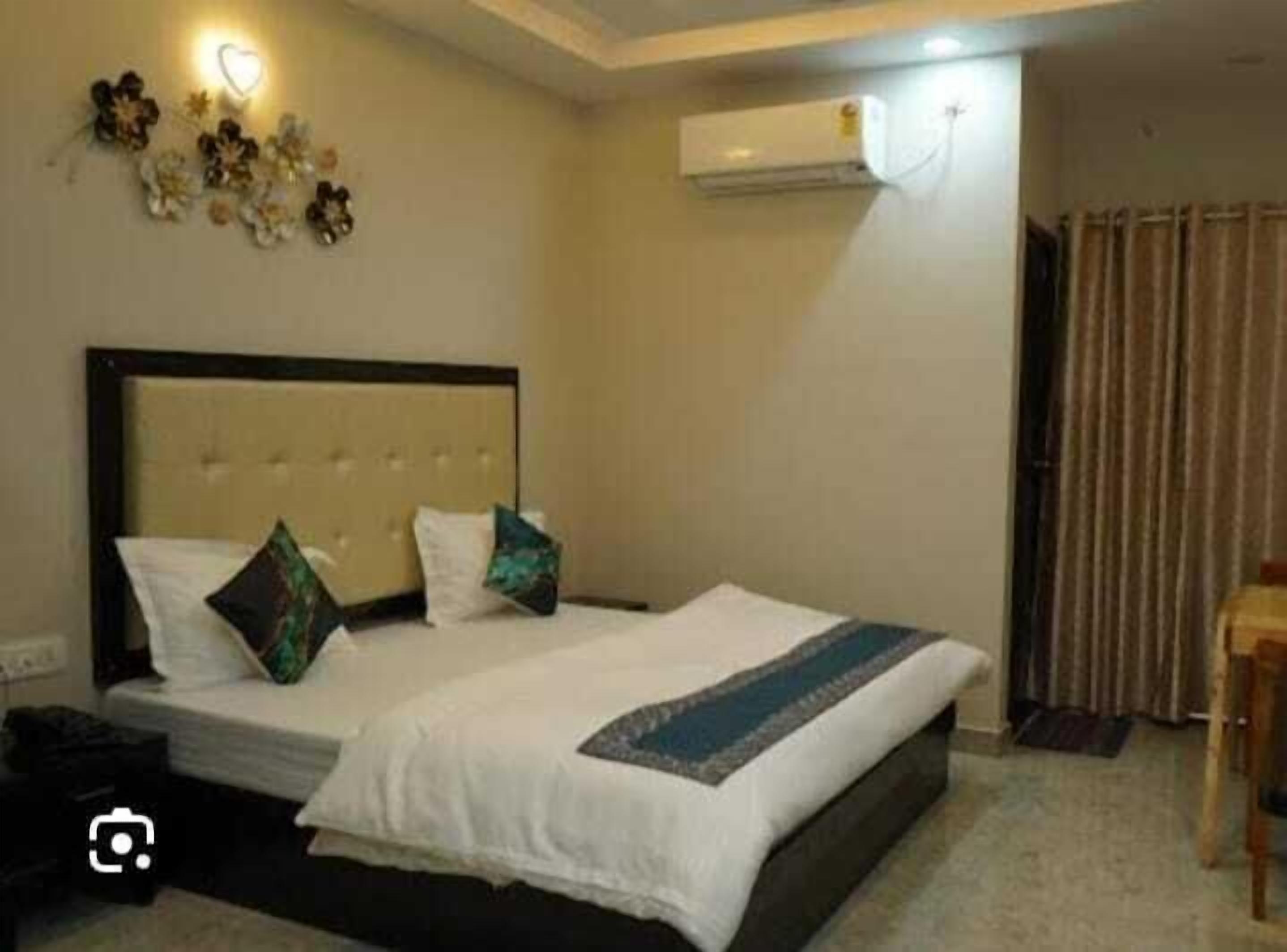 Standard Single Room, Balcony | In-room safe, desk, laptop workspace, iron/ironing board