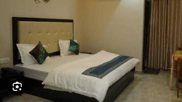 Standard Single Room, Balcony | In-room safe, desk, laptop workspace, iron/ironing board