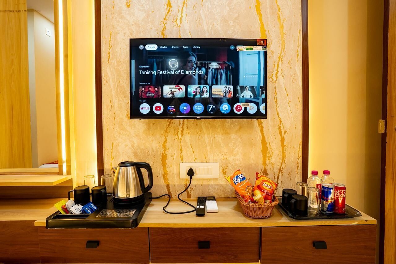 Family Room | In-room safe, desk, laptop workspace, iron/ironing board