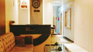 Un salon moderne avec un canapé, une table basse et un ventilateur de plafond.