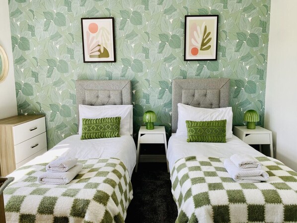 3 dormitorios, escritorio, tabla de planchar con plancha y cuna de viaje