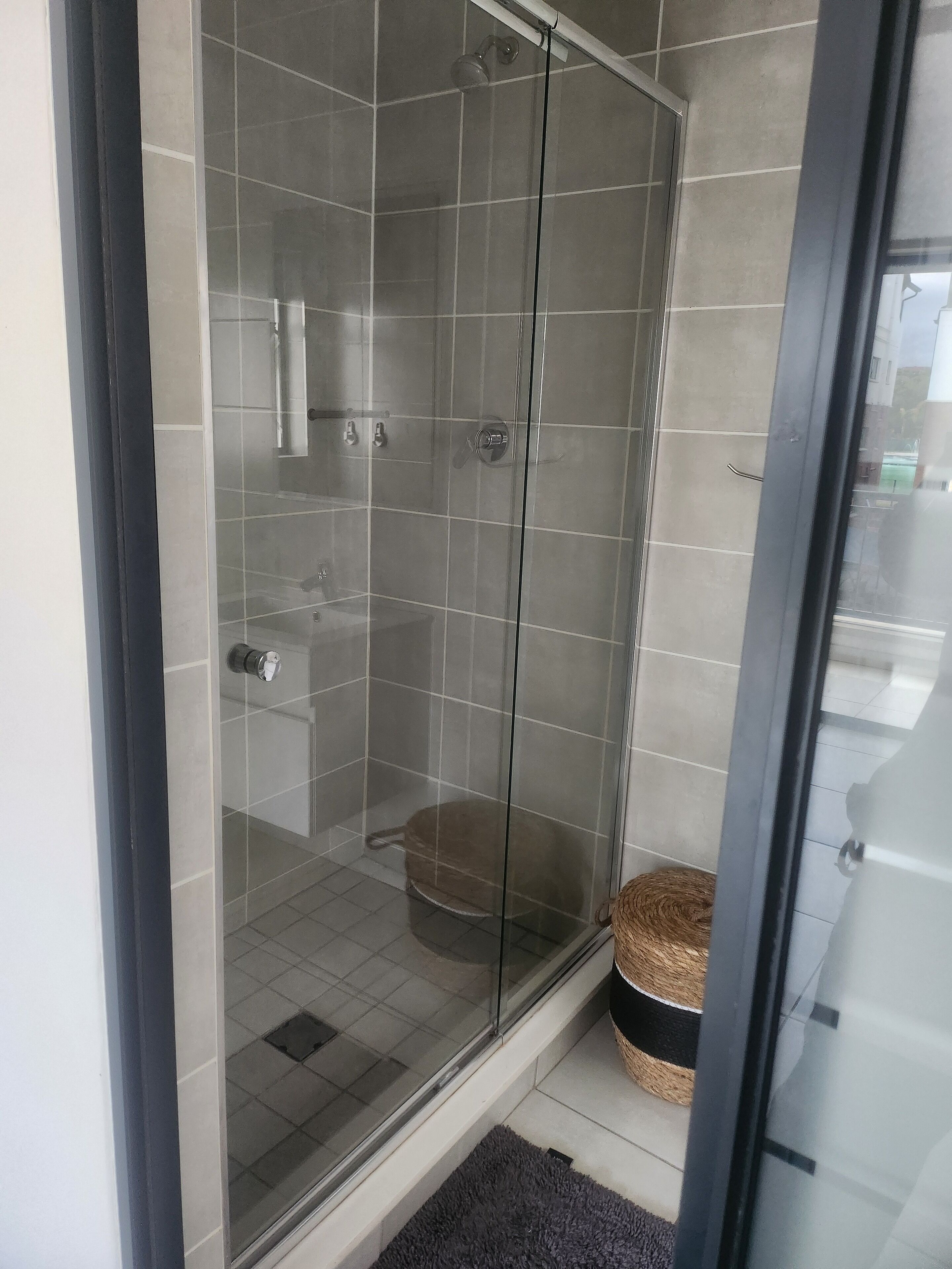 Ducha, toallas y papel higiénico