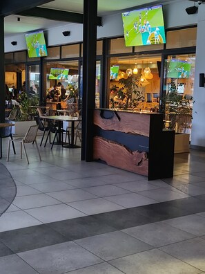 Bar (on property) - Cozy apartment in charming Pretoria with WiFi access (Pretoria)