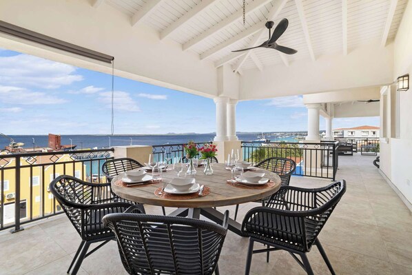 Outdoor dining - The Roman Penthouse with Stunning Sea View (Kralendijk)