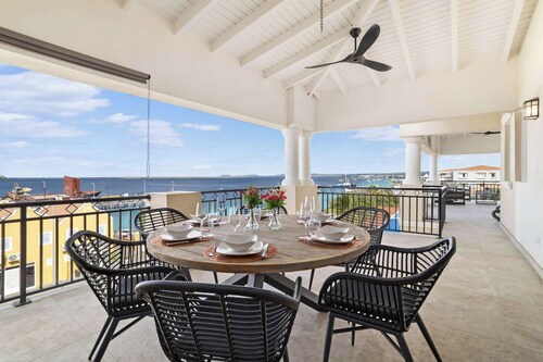 The Roman Penthouse with air conditioning in the living room and a spectacular panoramic sea view