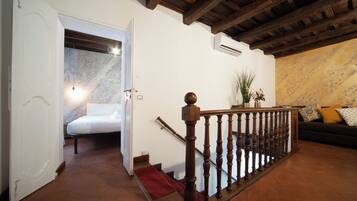 Appartamento, vista città | Area soggiorno | TV a schermo piatto 50 pollici con canali digitali