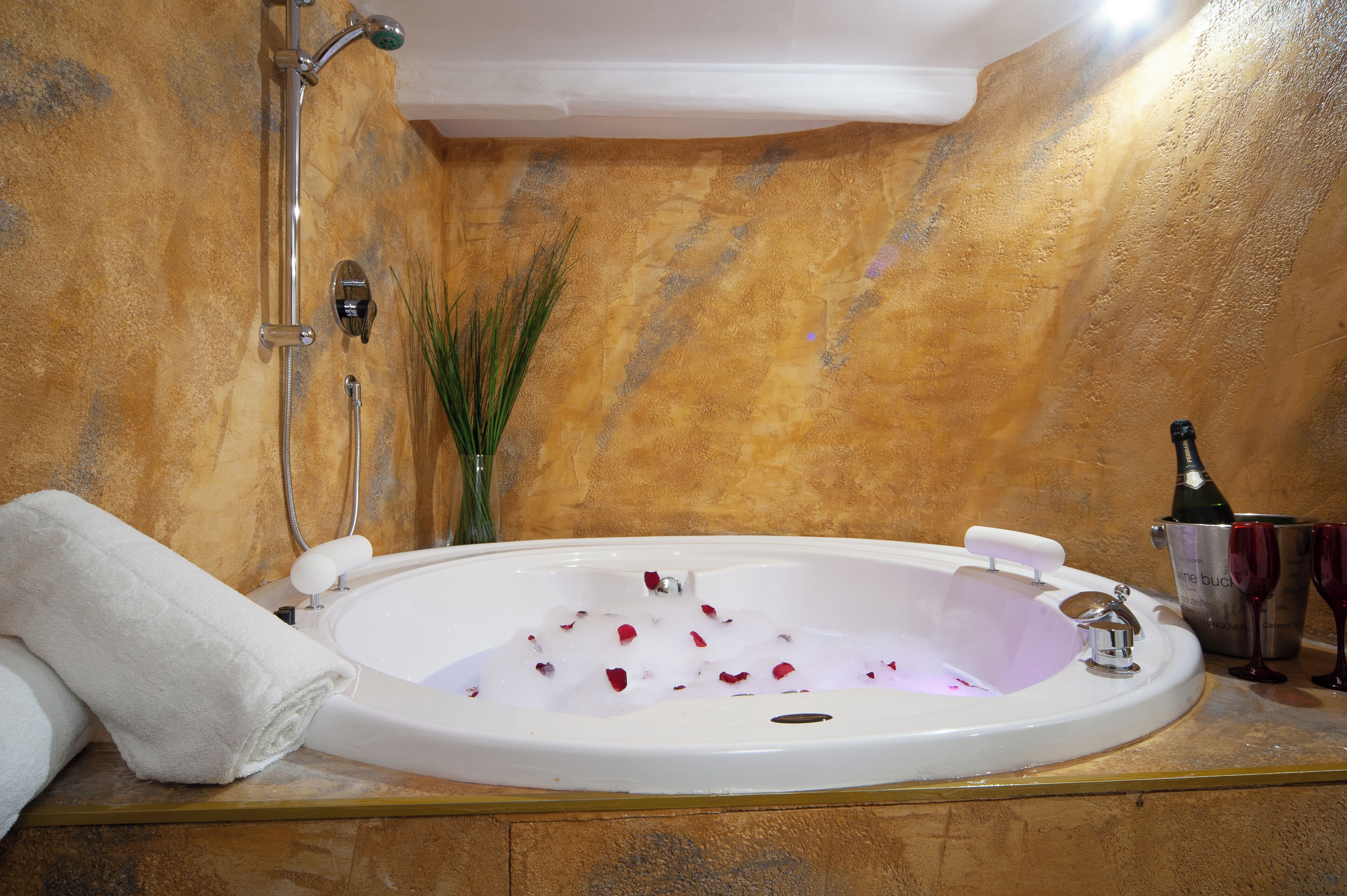 Appartamento, vista città | Bagno | Set di cortesia gratuito, asciugacapelli, pantofole, asciugamani