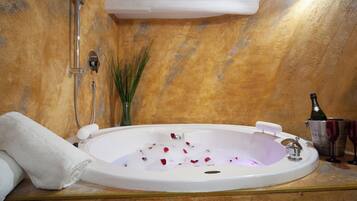 Appartamento, vista città | Bagno | Set di cortesia gratuito, asciugacapelli, pantofole, asciugamani