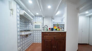 Appartamento, vista città | Cucina privata | Frigorifero con congelatore, piano cottura, bollitore elettrico