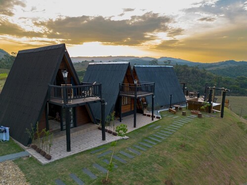 Rustic chalet with hot tub, beautiful view and breakfast in Serra Negra