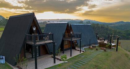 Rustic chalet with hot tub, beautiful view and breakfast in Serra Negra