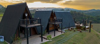 Rustic chalet with hot tub, beautiful view and breakfast in Serra Negra