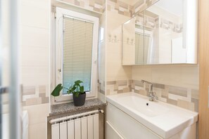 Dusj, håndklær, såpe og toalettpapir