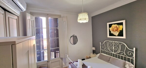 5 bedrooms, iron/ironing board, WiFi, bed sheets