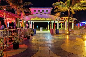 Outdoor dining - Beach Walk Villa with Waterfall Pool LBTS (Lauderdale-by-the-Sea)