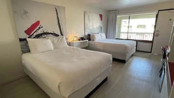 Escritorio, tabla de planchar con plancha, wifi y ropa de cama