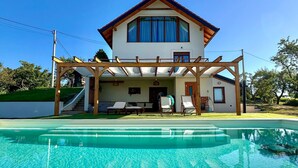 A two-story house with a swimming pool in front. - Nice home in Vukanovec with sauna (Vukanovec)