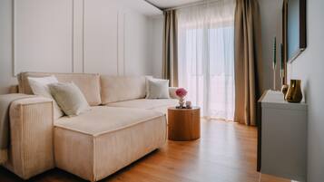 Smart-tv, eldstad och en stereo