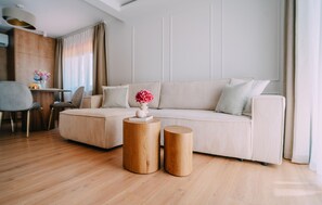 Smart TV, fireplace, stereo