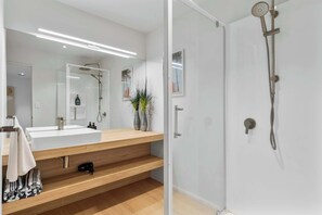 Dusj, hårføner og håndklær