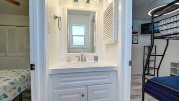 2 soverom, strykejern/-brett, reiseseng for barn og wi-fi