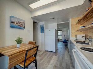 Frigorífico, microondas, horno y placa de cocina