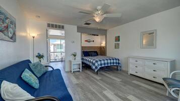 Tabla de planchar con plancha, wifi, ropa de cama