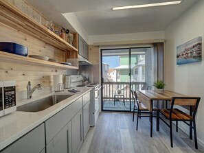 Kylskåp, mikrovågsugn, ugn och spishäll