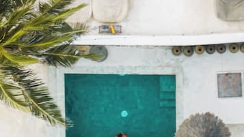 2 outdoor pools