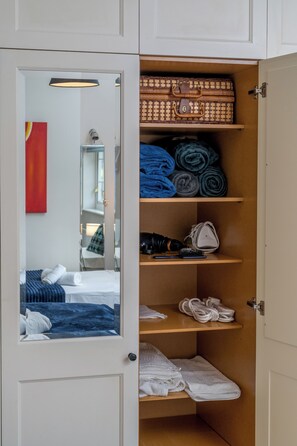 2 bedrooms, iron/ironing board, WiFi, bed sheets - London Lux House near Queen Mary Hospital FREE parking garden near Richmond Park (London)