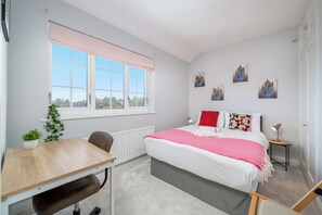 2 habitaciones, tabla de planchar con plancha, wifi y ropa de cama 