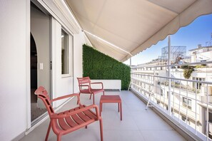 Deluxe-Apartment, Balkon, Stadtblick | Terrasse/Patio