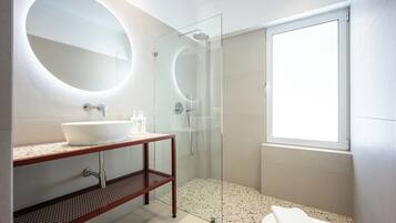 Klassiek appartement, 1 slaapkamer | Badkamer | Een douche, gratis toiletartikelen, een haardroger, handdoeken