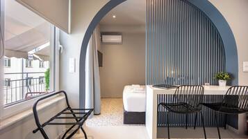 Deluxe-Apartment, Balkon, Stadtblick | Kostenloses WLAN, Bettwäsche