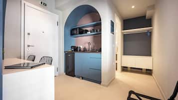 Apartamento luxo, sacada, vista para a cidade | Cozinha americana privada | Frigobar, micro-ondas