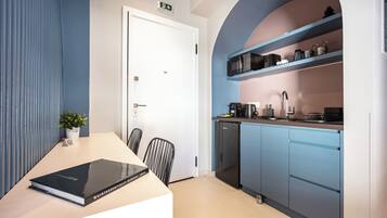 Deluxe-Apartment, Balkon, Stadtblick | Eigene Kochnische | Mini-Kühlschrank, Mikrowelle