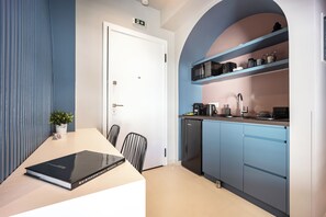 Deluxe Apartment, Balcony, City View | Private kitchenette | Mini-fridge, microwave - Arches Apartments (Athens)