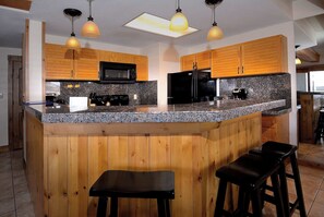 Kylskåp, mikrovågsugn, ugn och spishäll