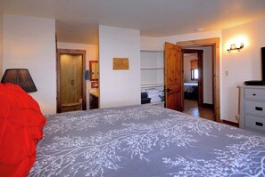 2 bedrooms, travel crib, WiFi, bed sheets - Top Notch Plaza, Ski in/out, Hot tub, tennis (Mt. Crested Butte)