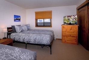 2 bedrooms, travel crib, WiFi, bed sheets - Top Notch Plaza, Ski in/out, Hot tub, tennis (Mt. Crested Butte)