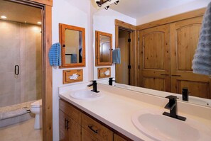 Shower, hair dryer, towels - Top Notch Plaza, Ski in/out, Hot tub, tennis (Mt. Crested Butte)