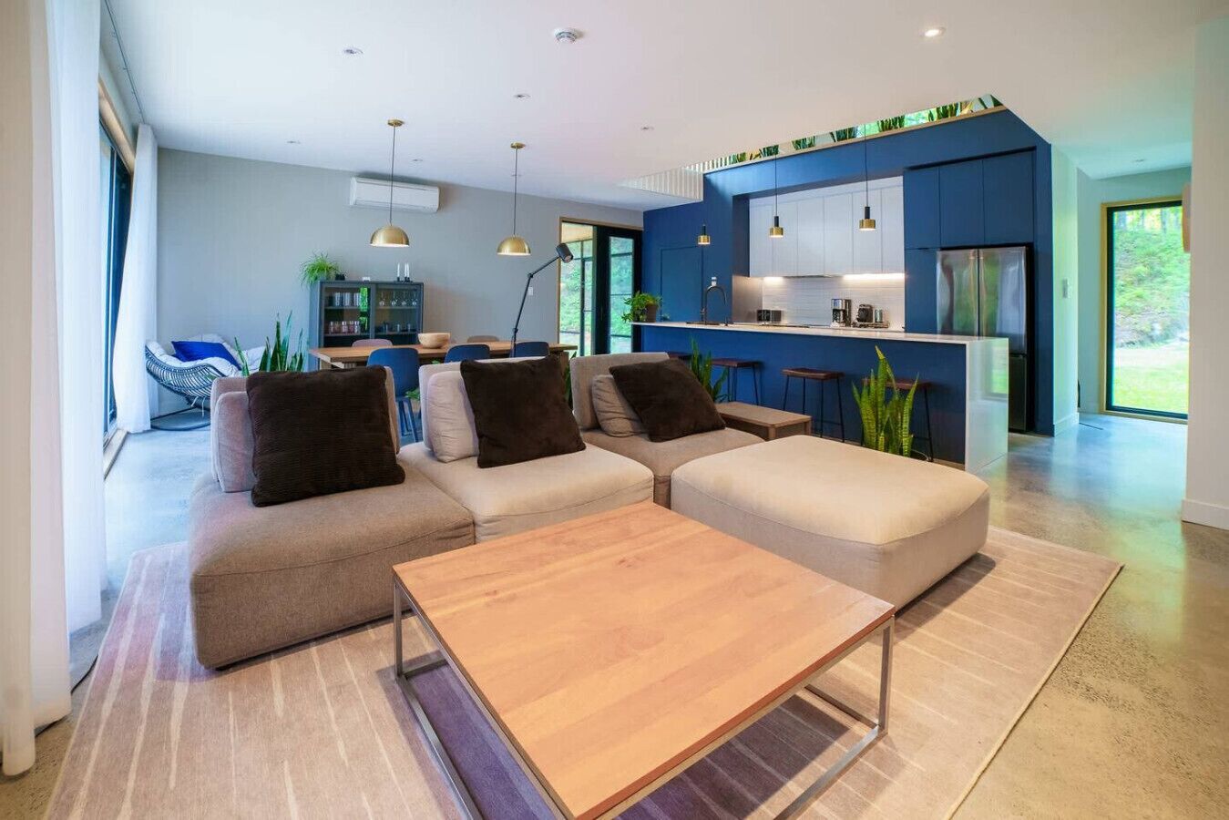 Televisie, een open haard en een stereo