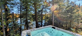 Luxurious Chalet Ambre - Waterfront, Spa, and Fireplace!