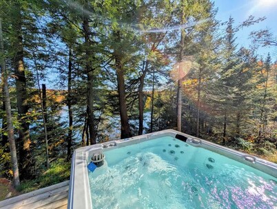 Luxurious Chalet Ambre - Waterfront, Spa, and Fireplace!