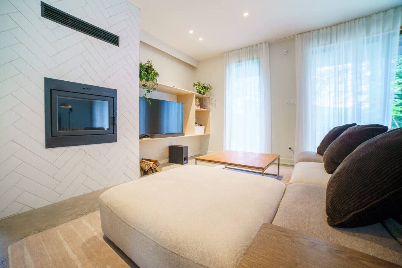 Televisie, een open haard en een stereo