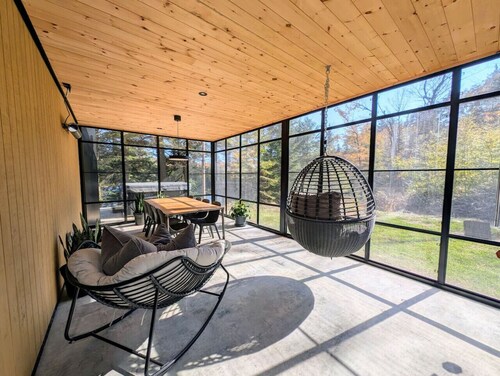 Luxurious Chalet Ambre - Waterfront, Spa, and Fire